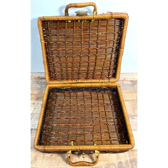 Vintage Woven Rattan Picnic Basket With Leather Clasp And Wrapped Handles - Picture 5 of 5